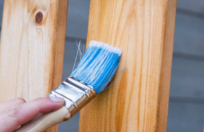 Peindre un escalier en bois sans le poncer : comment s'y prendre ?