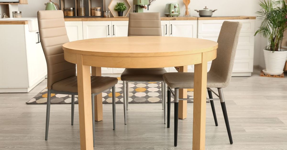 Les chaises autour de la table, c'est fini : voici l'assise la plus tendance de 2025 (et c'est un gain de place)