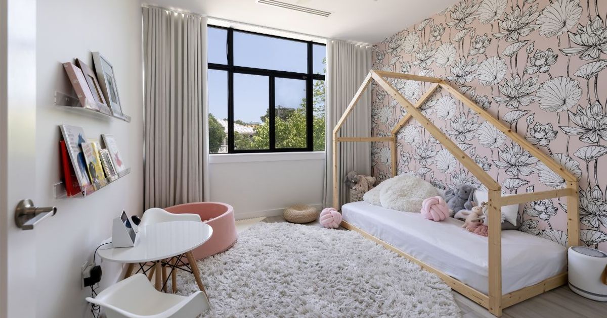 Oubliez les intérieurs minimalistes, voici la tendance papier peint à adopter dans votre déco en 2025