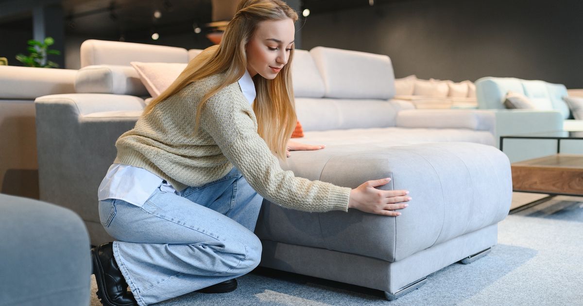 "Ces couleurs doivent définitivement sortir de votre intérieur": voici 3 nuances de canapé "has been" selon une experte