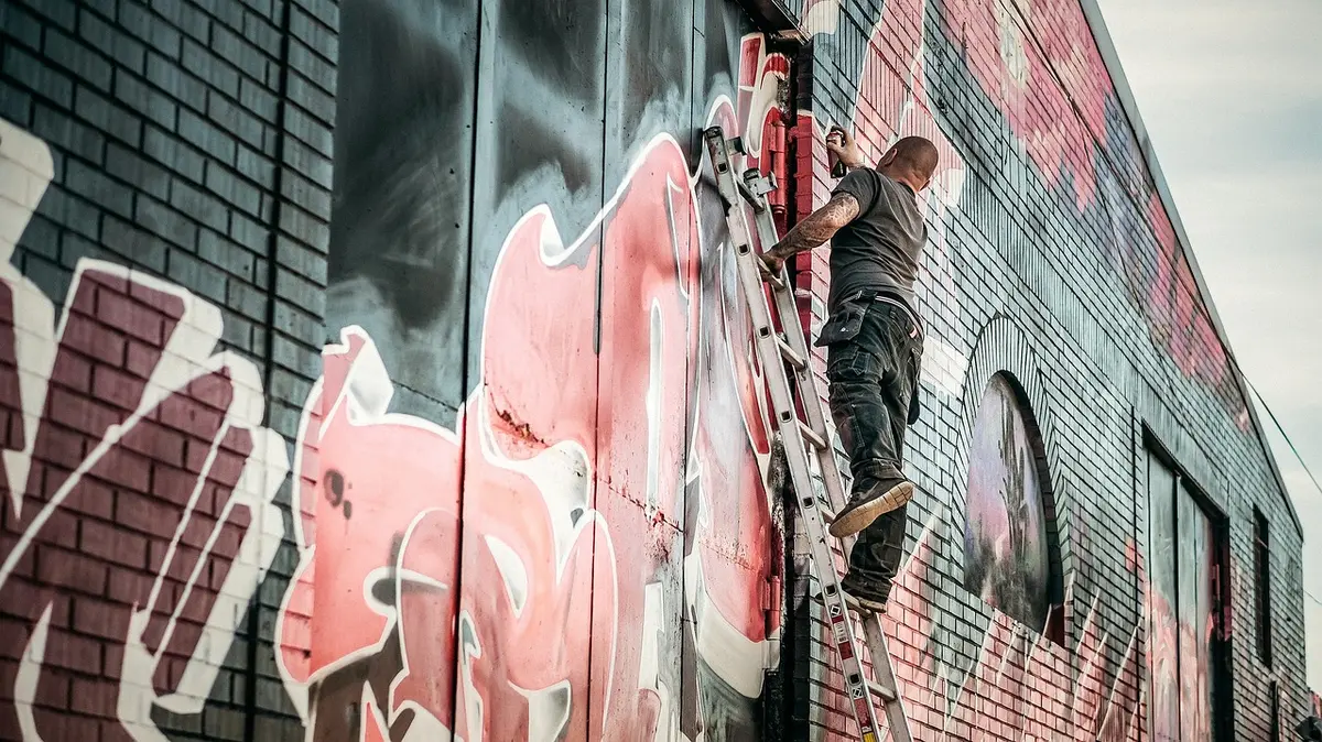 Mur d'accent terre cuite derrière un canapé pour tester la couleur