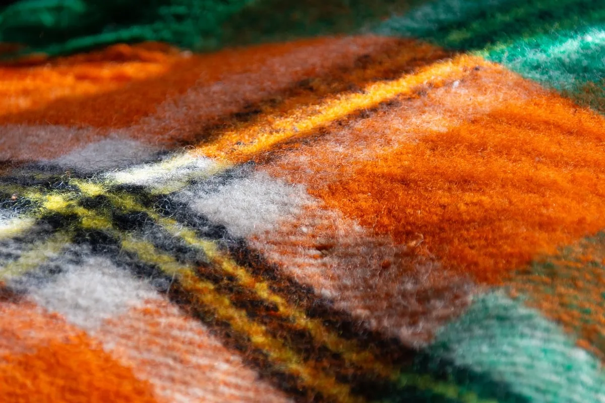 Intérieur avec bois, textiles naturels et murs terreux pour une palette harmonieuse