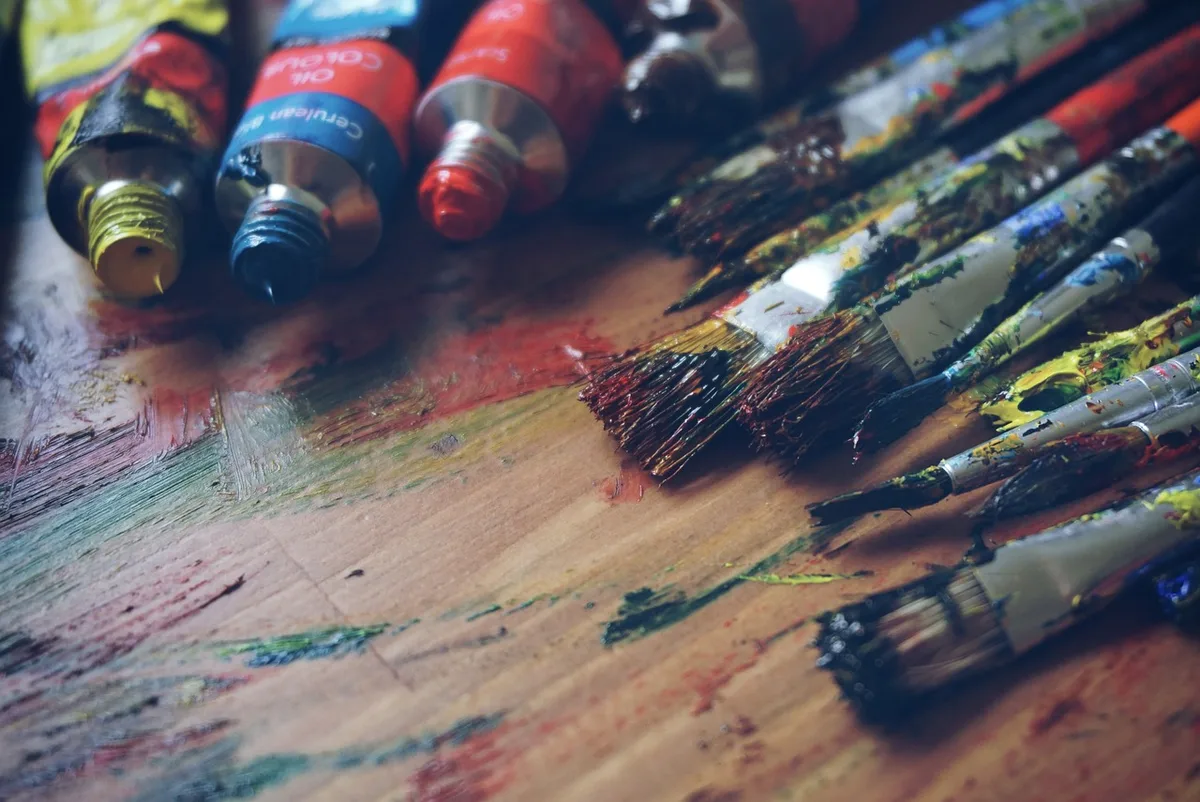 Atelier de bricolage avec panneaux, centres de table et fournitures
