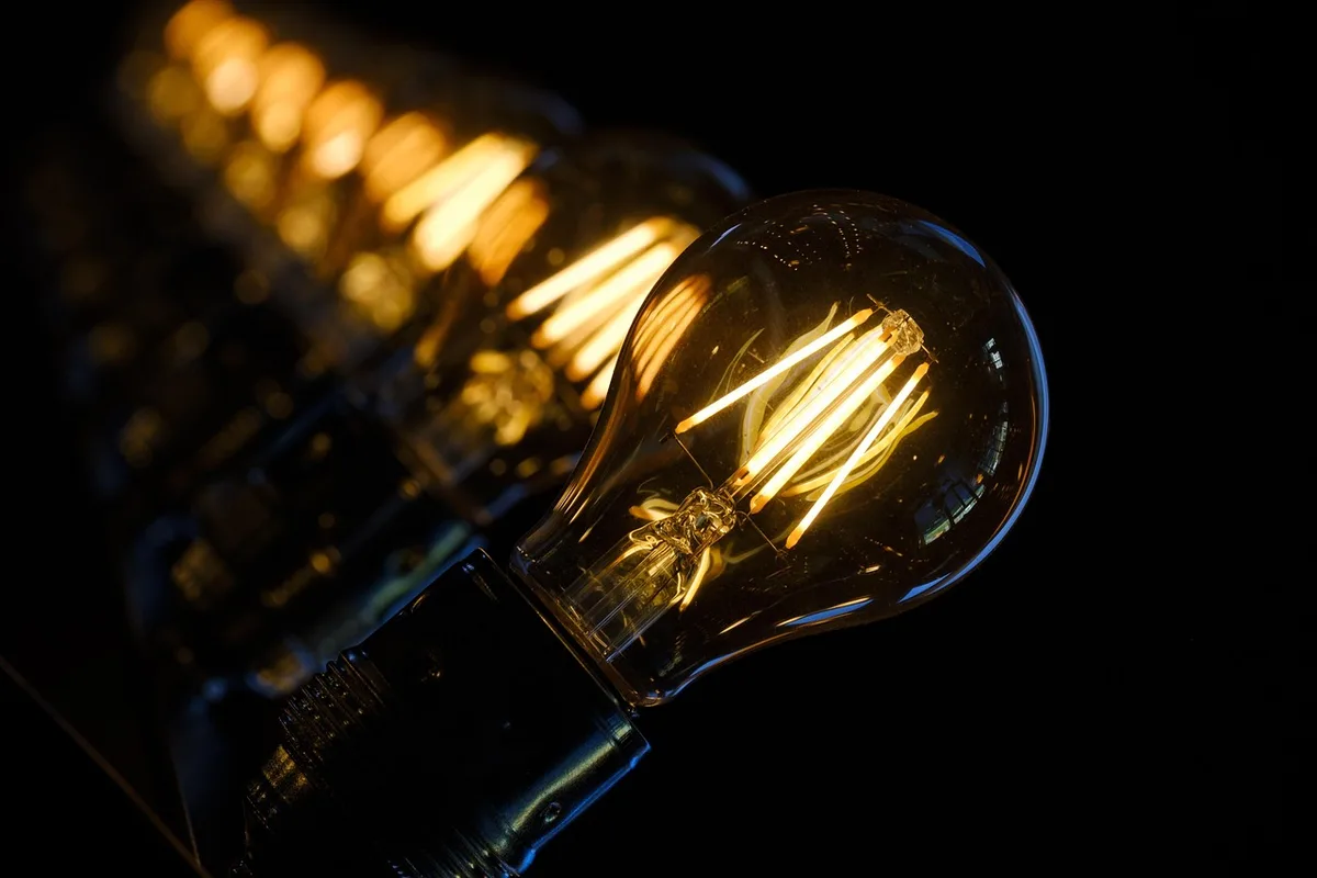 Gros plan sur la base et la finition d'une lampe pour vérifier la qualité