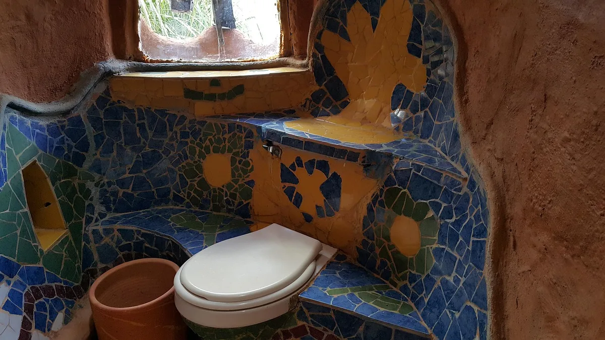 Artisan en train de restaurer des sols en terre cuite dans une maison ancienne