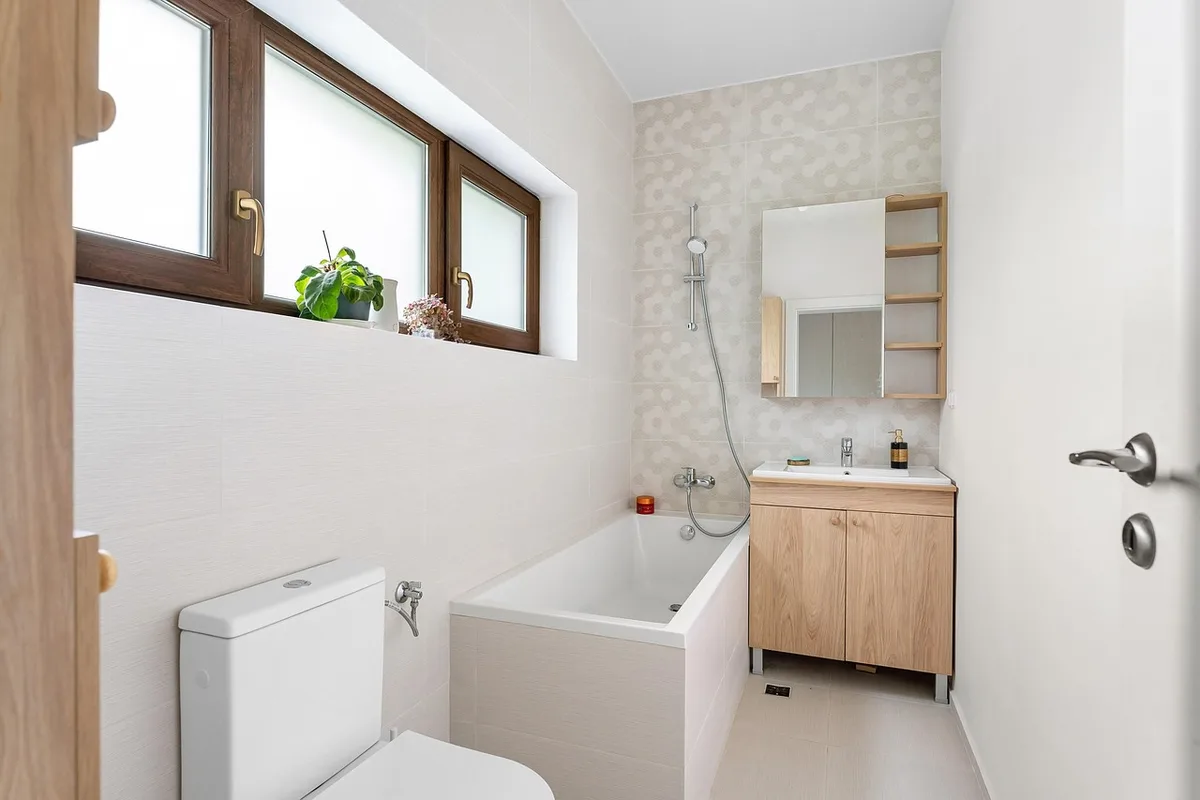 Douche à l’italienne avec sol nivelé illustrant problèmes d'entretien