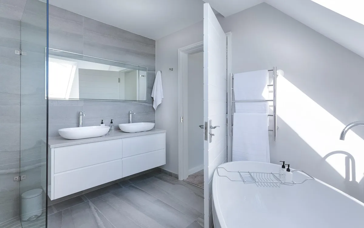 Baignoire îlot centrale dans une salle de bain spacieuse